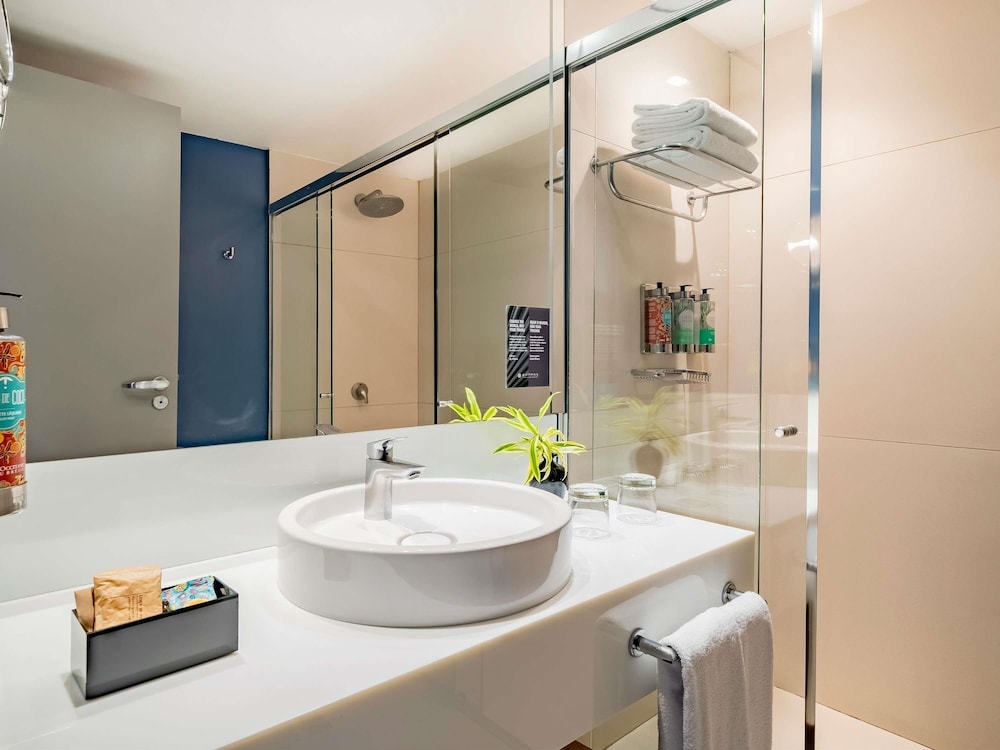 Deluxe Premium Room, 1 King Bed, High-floor thumbnail 5