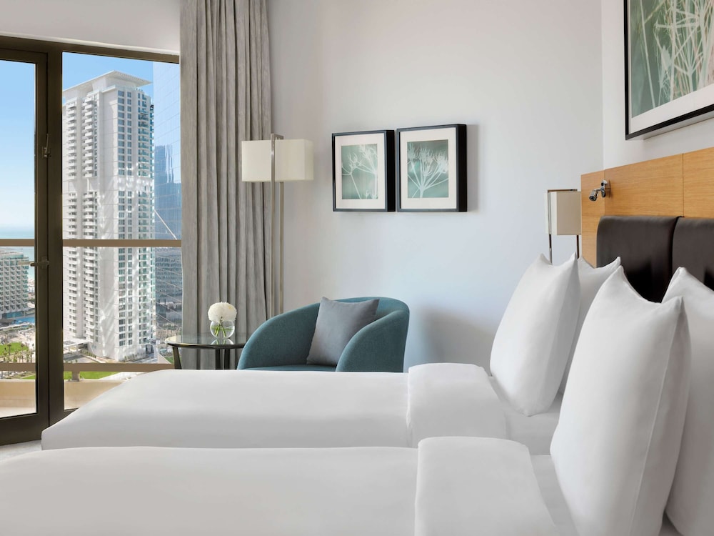 Deluxe Twin Room, Balcony, Partial Sea View thumbnail 6
