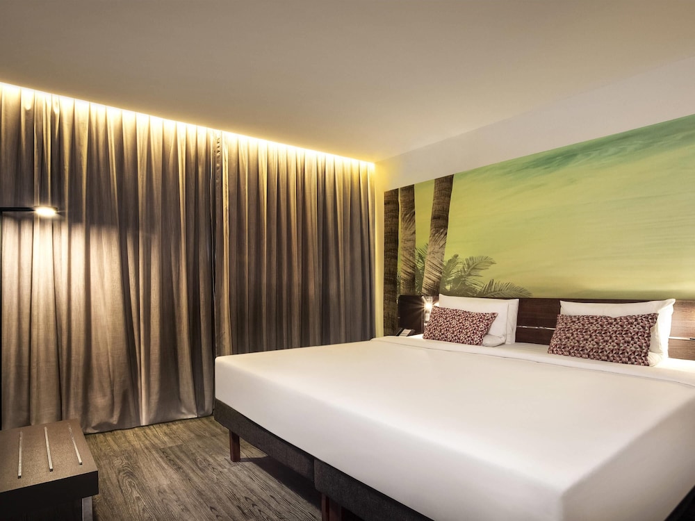 Suite, 1 King Bed thumbnail 5