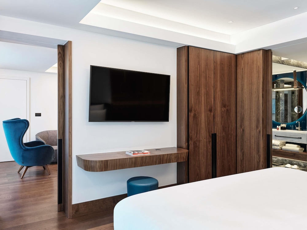Executive Suite, 1 King Bed thumbnail 5