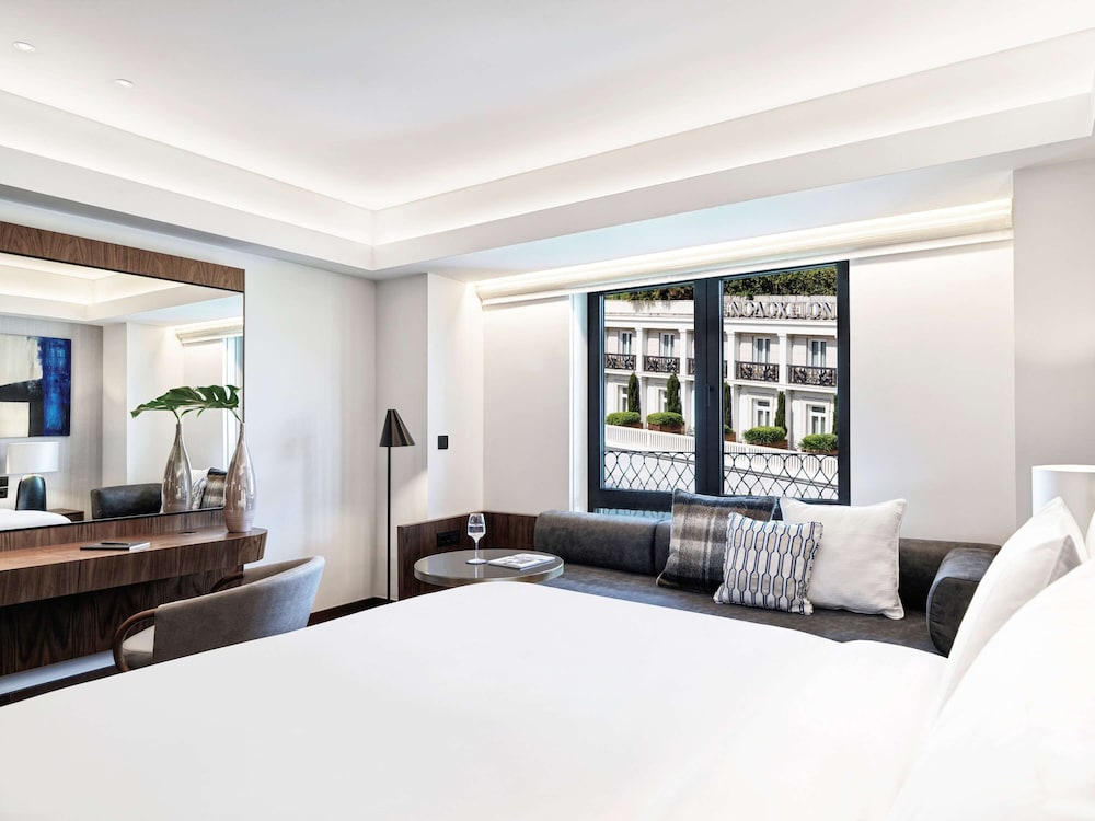 Superior Room, 1 King Bed thumbnail 5