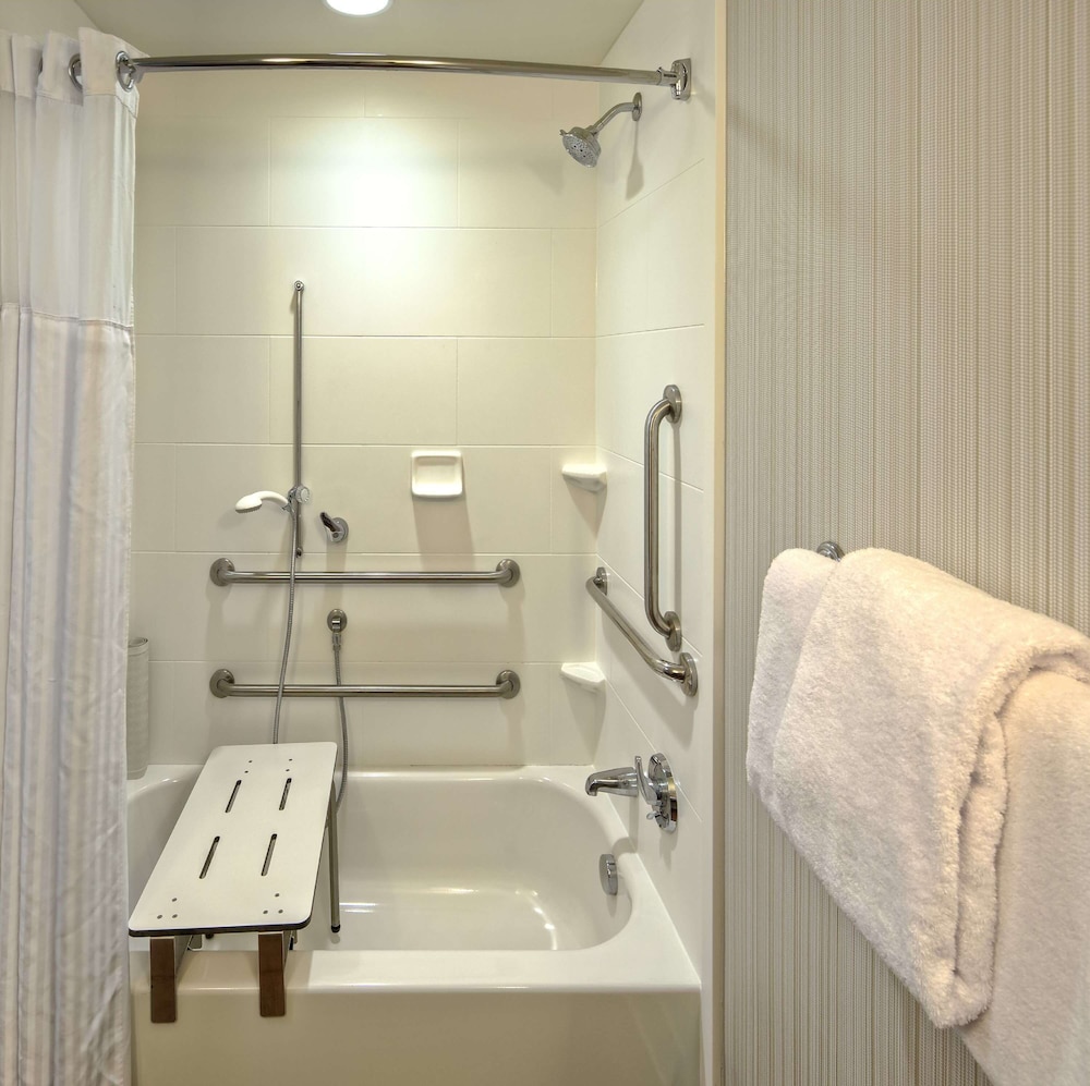 Room, 1 King Bed, Accessible, Bathtub (Hearing) photo 3