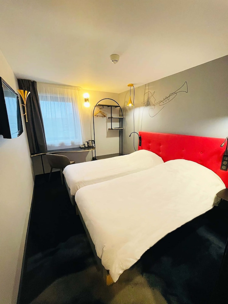 Standard Room, 2 Twin Beds - Photo 12