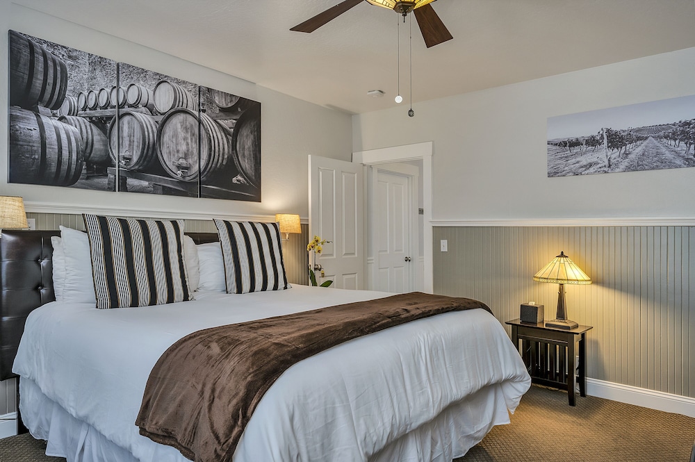 Deluxe Room, 1 King Bed, Jetted Tub (Diamond)