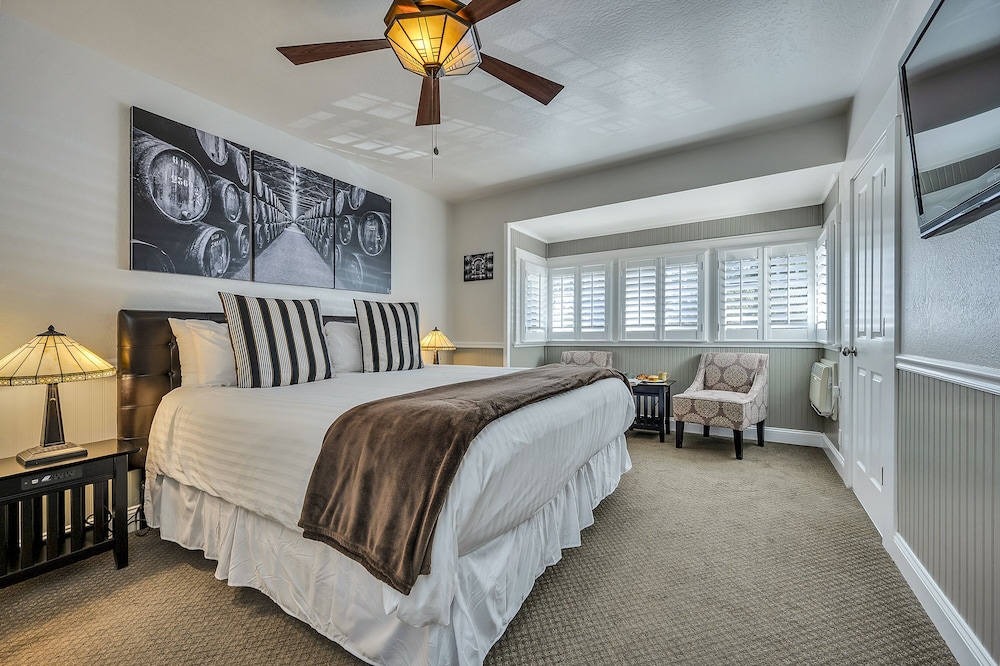 Suite, 1 King Bed, Jetted Tub (Helena) photo 2