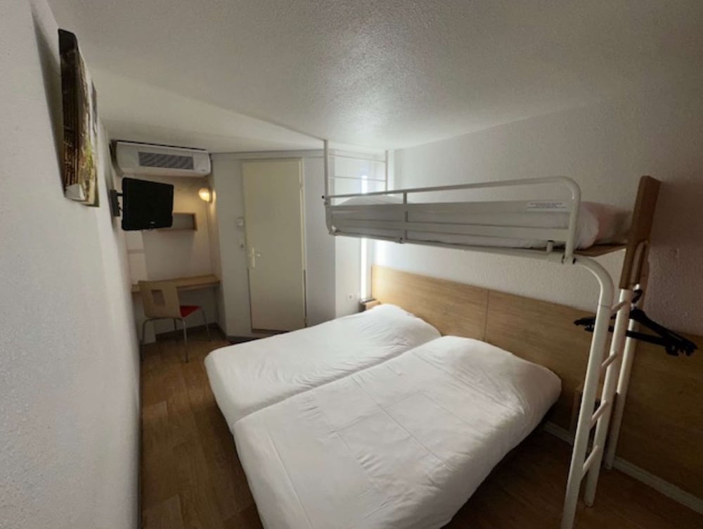 Standard Room, 2 Twin Beds - Photo 1
