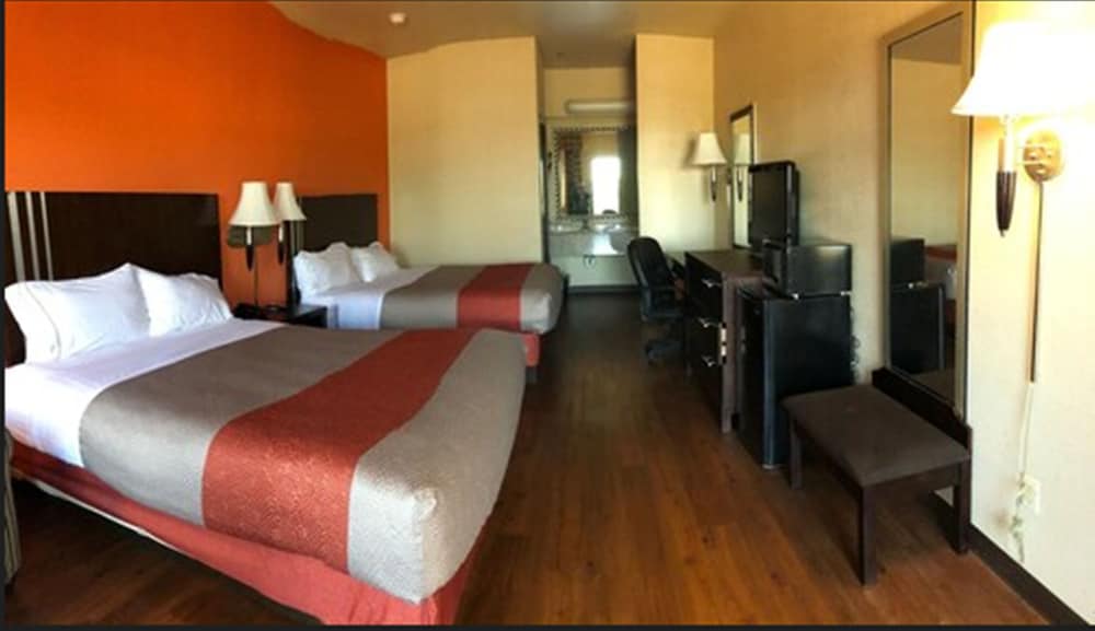 Deluxe Room, 2 Queen Beds, Non Smoking, Refrigerator & Microwave - Photo 2