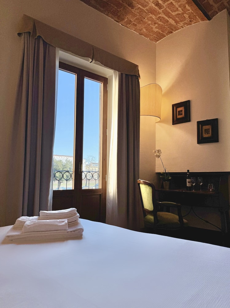 Superior Double Room, River View photo 2