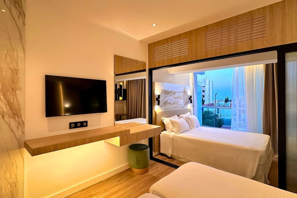 Family Room, Partial Sea View photo 3