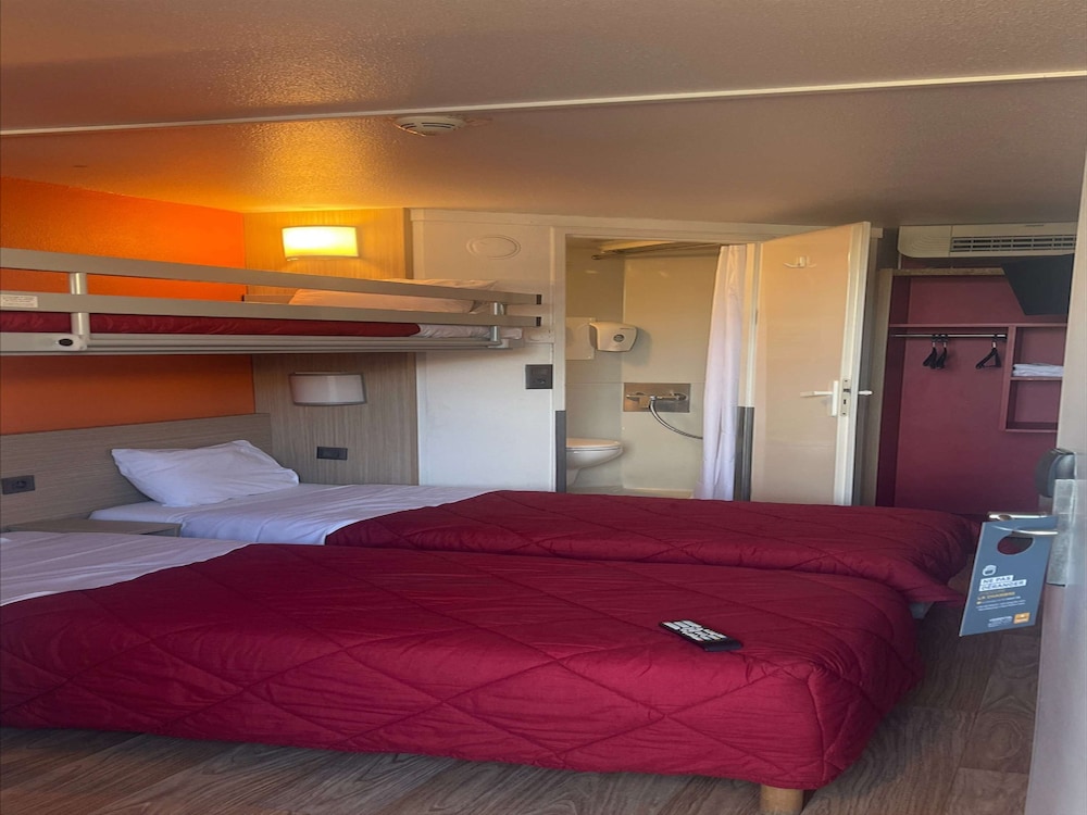 Standard Room, Multiple Beds (1 Double and 1 Single bed) - Photo 1
