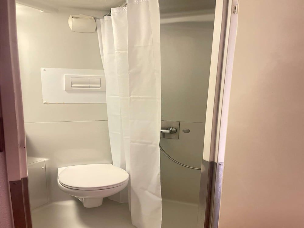 Standard Room, 3 Twin Beds - Photo 6