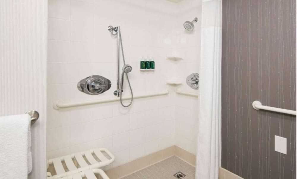 Room, 2 Queen Beds, Accessible (Mobility/Hearing Roll in Shower) - Photo 4