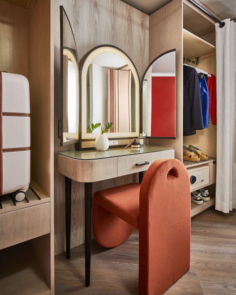 Grand Suite, 1 King Bed, Corner (ruby, Chamber)