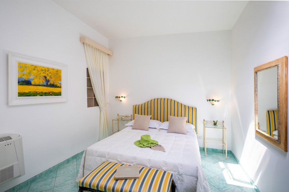 Economy Double Room, No Windows (Skylight) photo 2