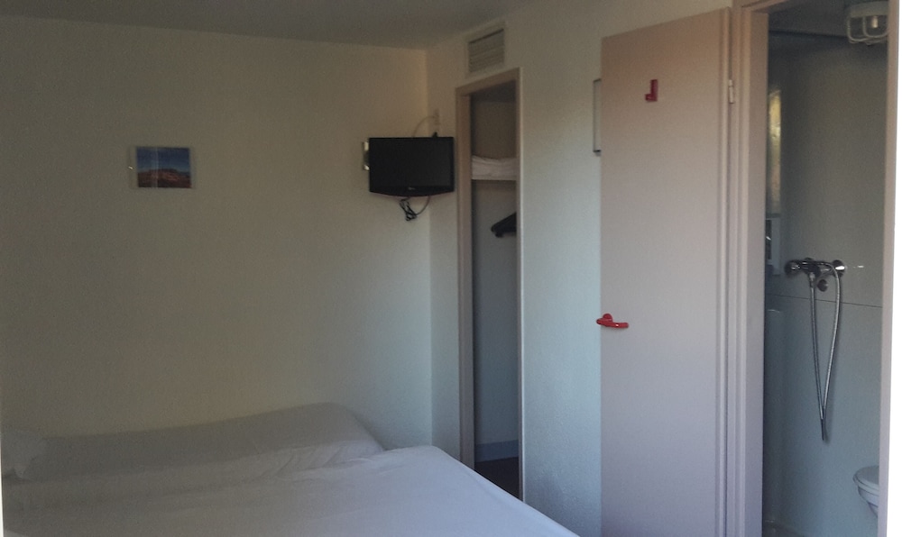 Basic Triple Room photo 2