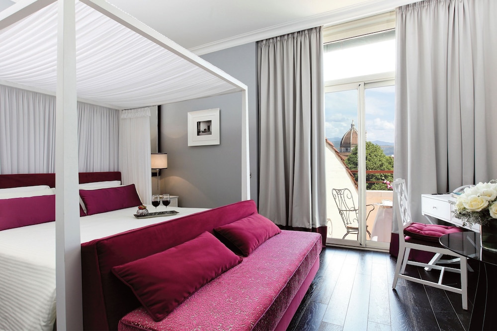 Premium King Room with One King Bed and Balcony (Non Smoking) - Photo 4