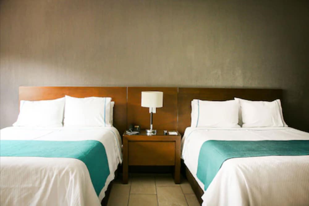 Standard Room, 2 Queen Beds - Photo 2