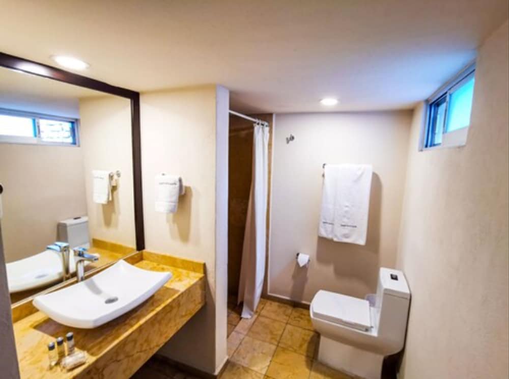 Standard Room, 2 Queen Beds - Photo 4