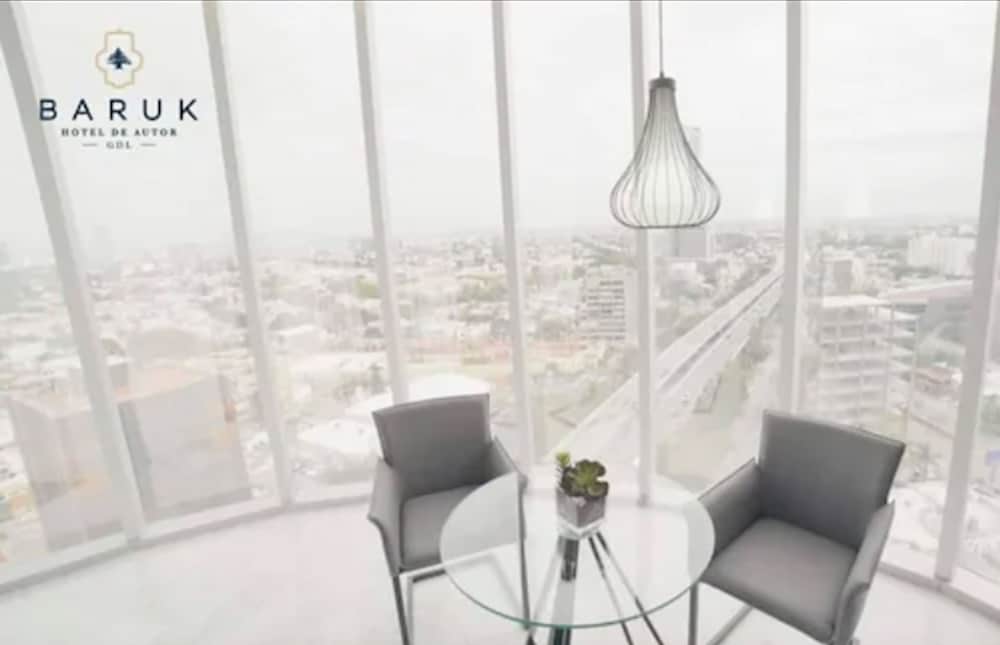 Presidential Suite, Hot Tub, City View photo 2
