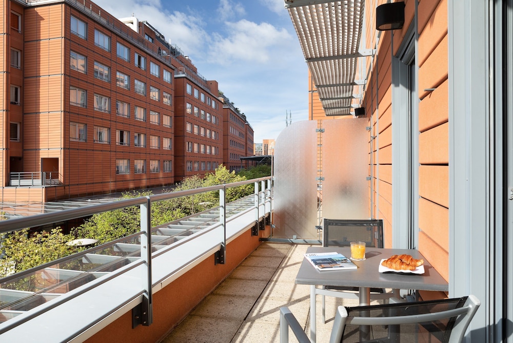 Suite, 1 Queen Bed, Balcony thumbnail 5