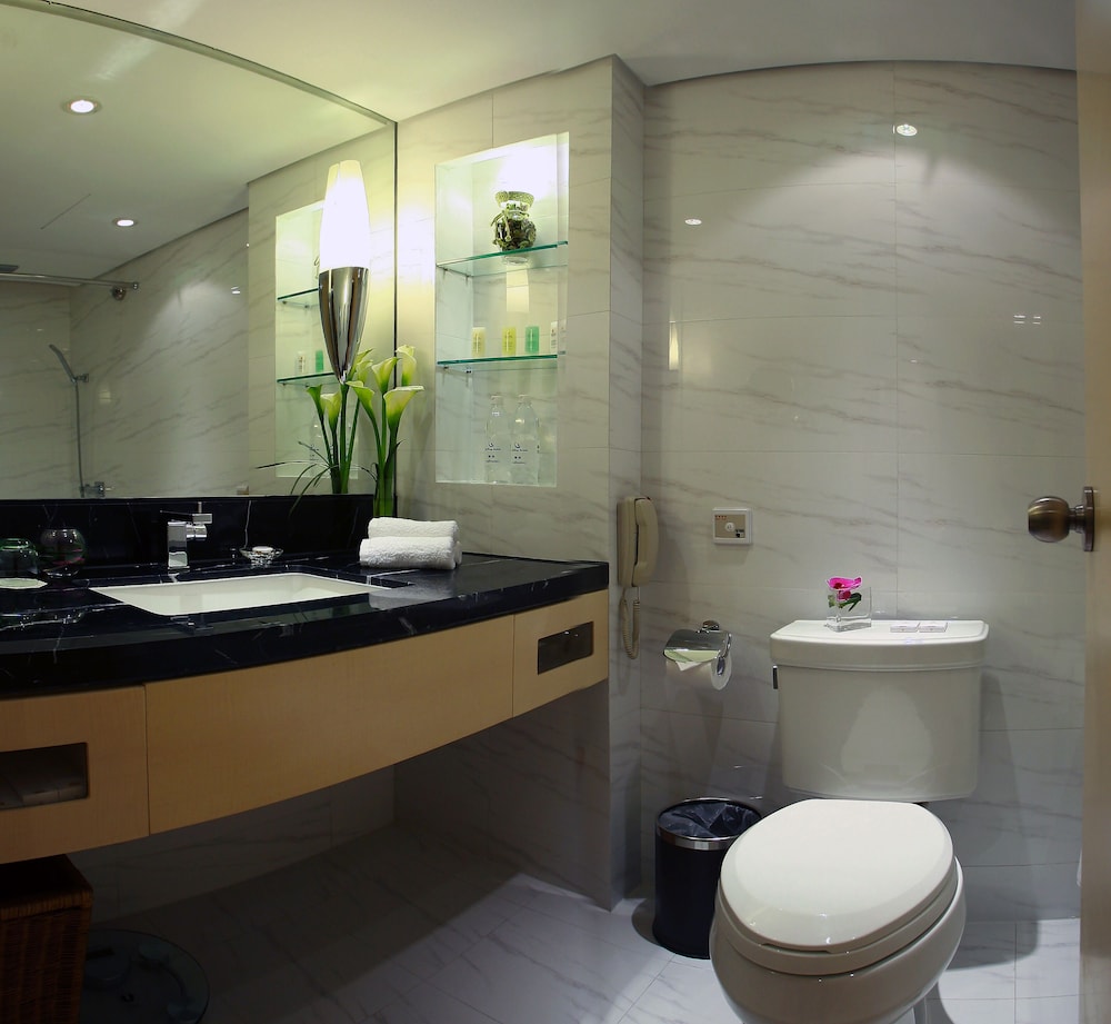 Deluxe Twin Room with Washlet - Photo 6
