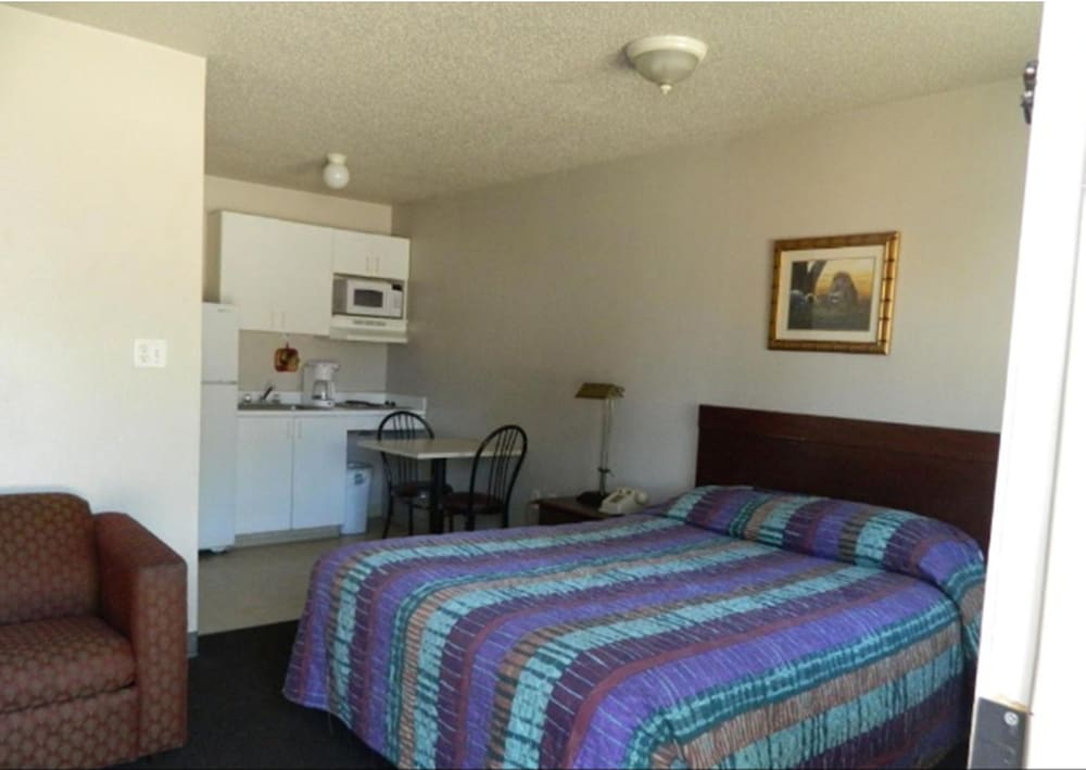 Standard Room, 1 Queen Bed, Smoking, Kitchenette photo 2