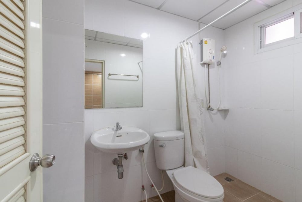 Deluxe Room, 1 King Bed, City View photo 3