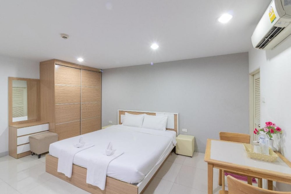 Deluxe Room, 1 King Bed, City View photo 1
