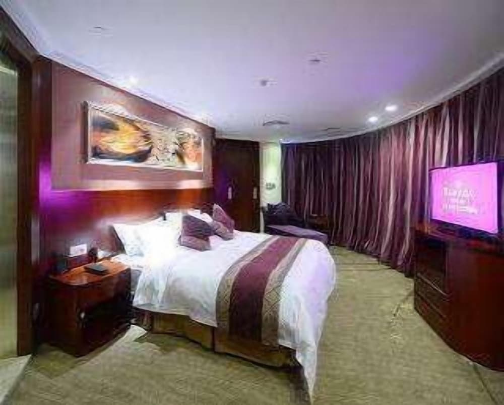 Deluxe Suite, 1 King Bed, Non Smoking, City View