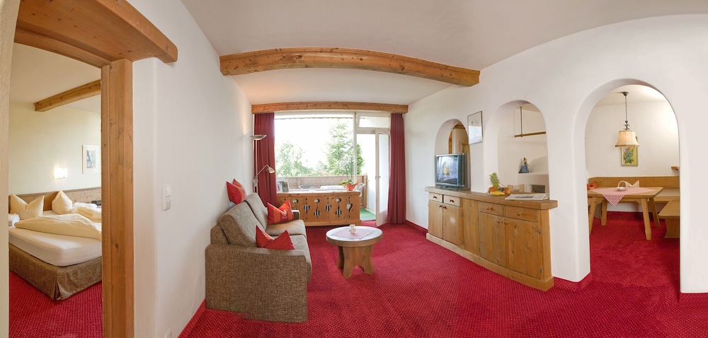 Family Suite, Balcony, Mountain View photo 1