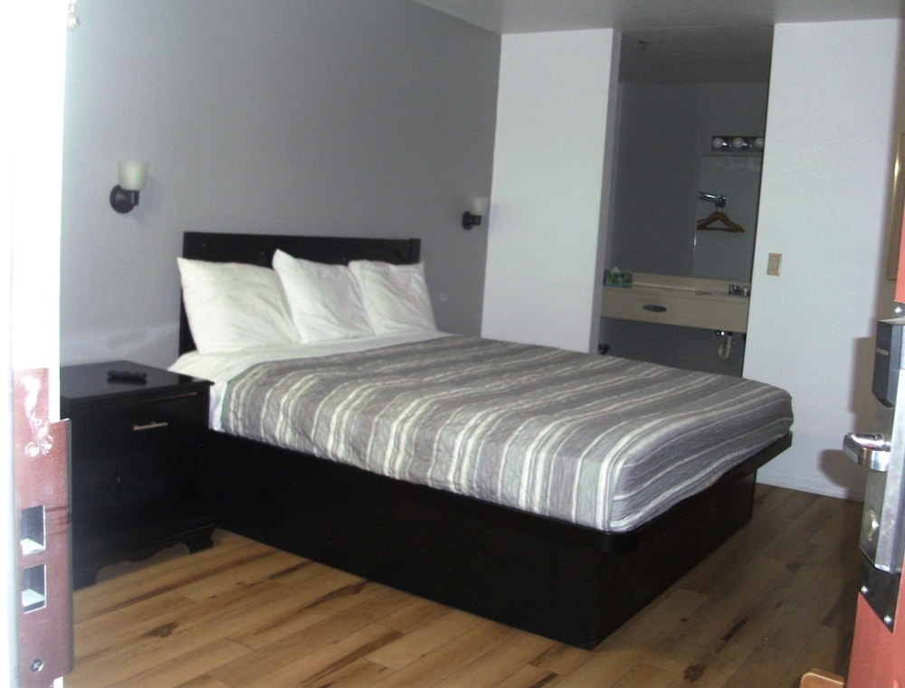 Standard Room, 1 Queen Bed, Non Smoking photo 3