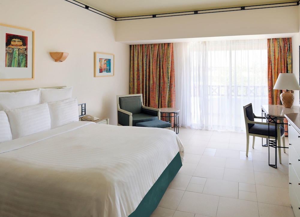 Standard Room, 1 King Bed, Pool View, Mountainside - Photo 4