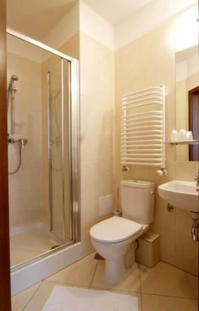 Economy Twin Room - Photo 4
