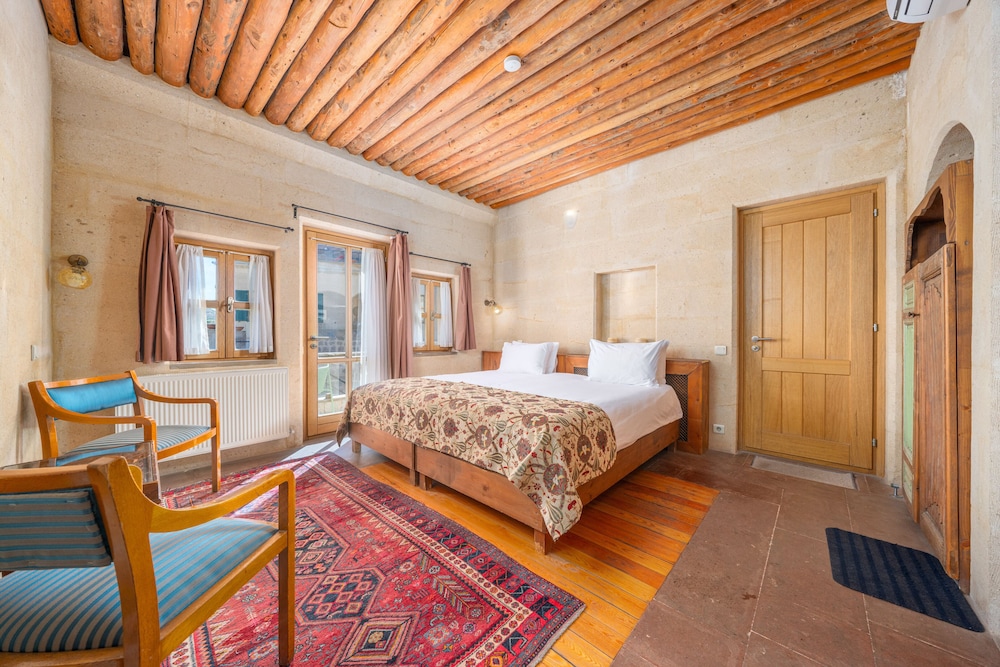 Room with Balcony - Photo 1
