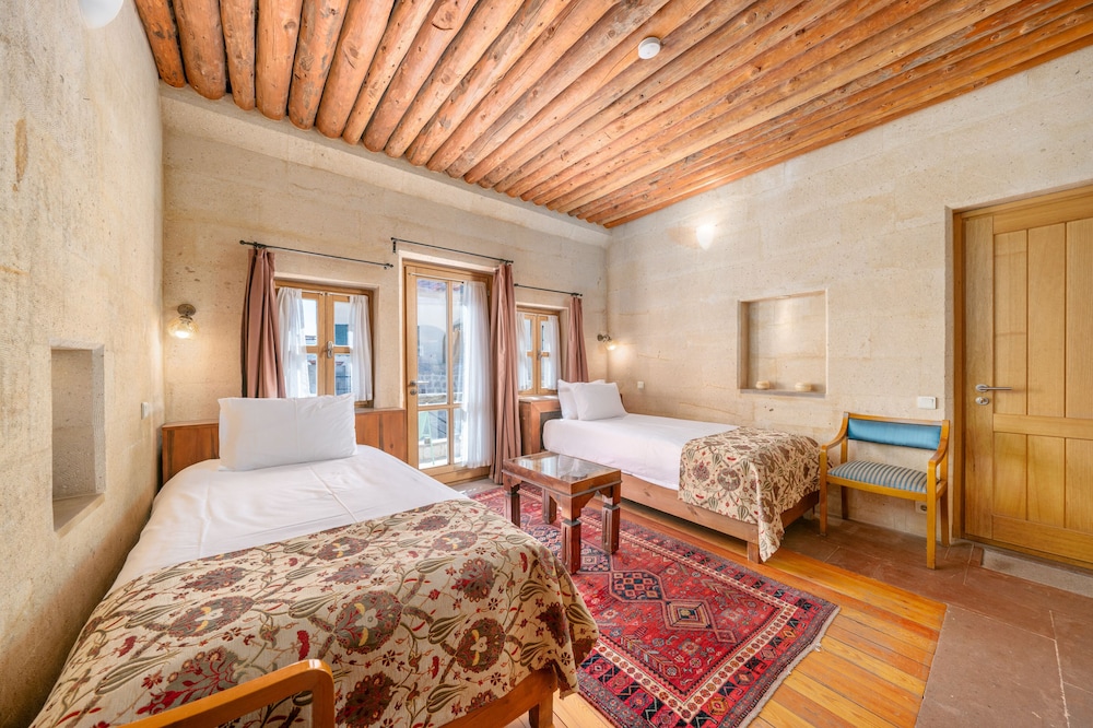 Room with Balcony - Photo 3