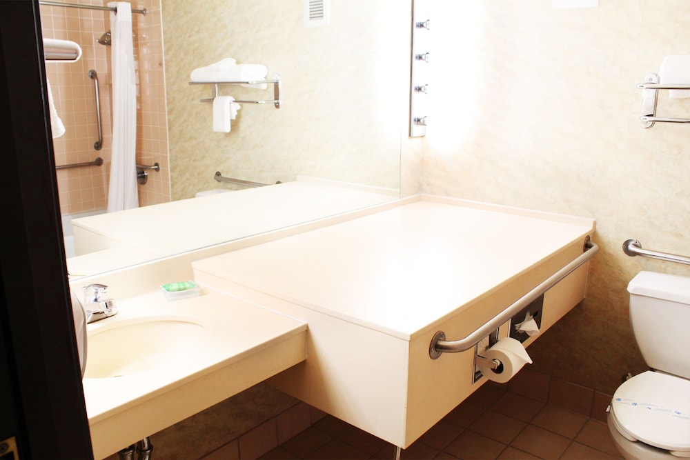 Room, 1 Queen Bed, Roll-in Shower - Photo 5