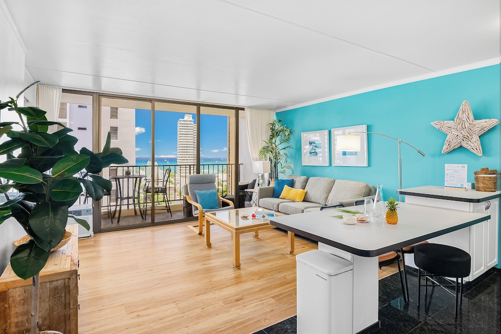 Premium Remodeled Condo with Ocean View and Parking: Premium Apartment, 1 King Bed with Sofa bed, Kitchen, Ocean View (0168) photo