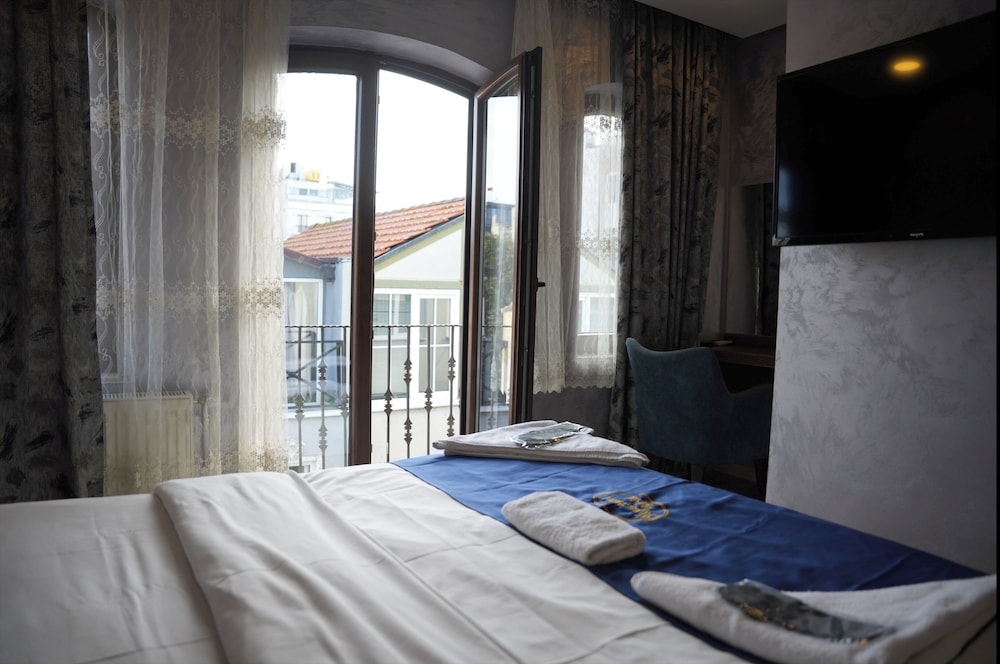 Superior Studio Suite, City View photo 1