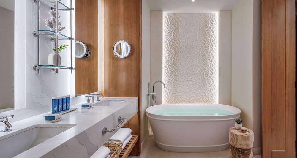 Bamboo Grove Club Suite w/ Balcony Tranquility Soaking Tub photo 2