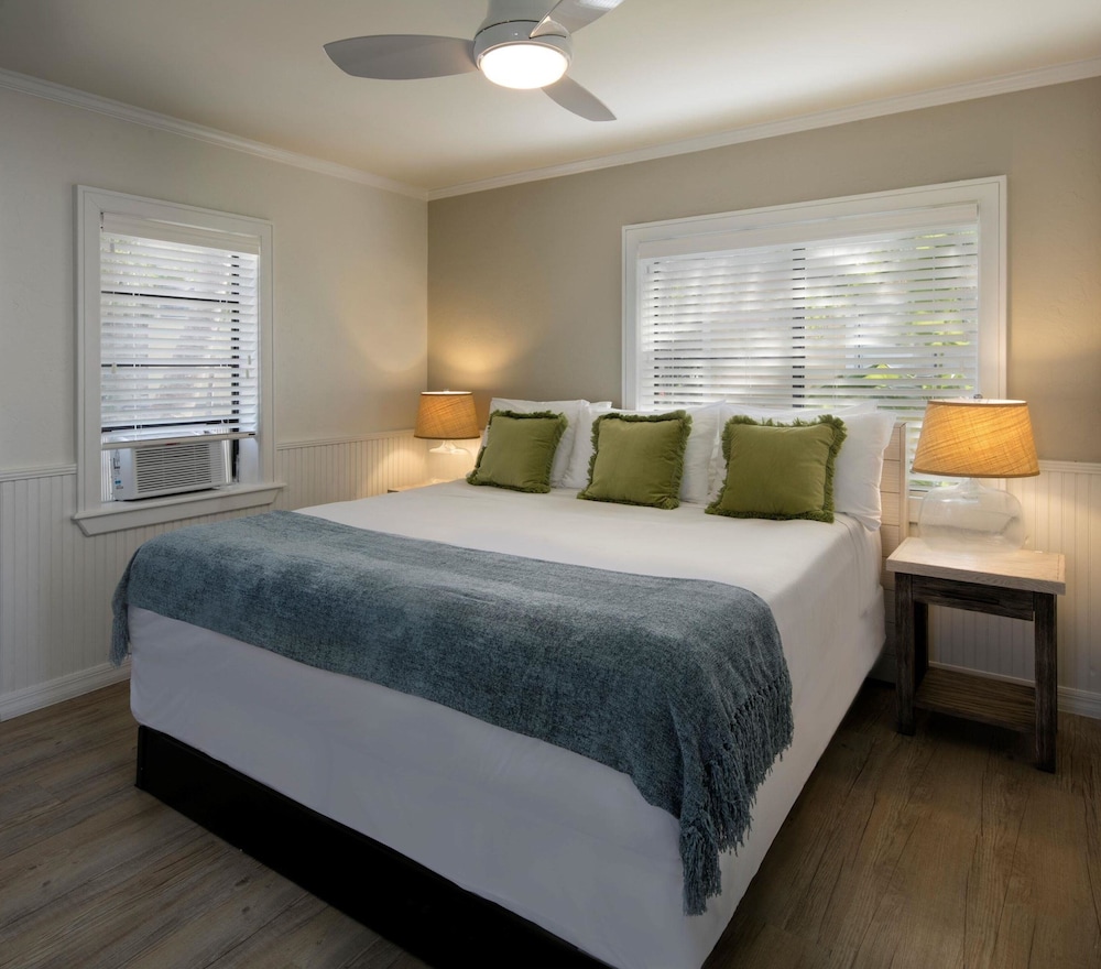 Suite, 1 King Bed with Sofa bed, Garden View - Photo 3