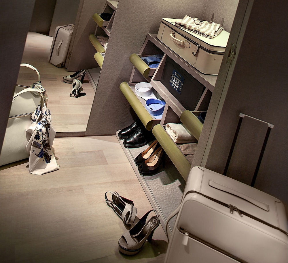 Executive Queen Suite with Wellness Area Access thumbnail 6