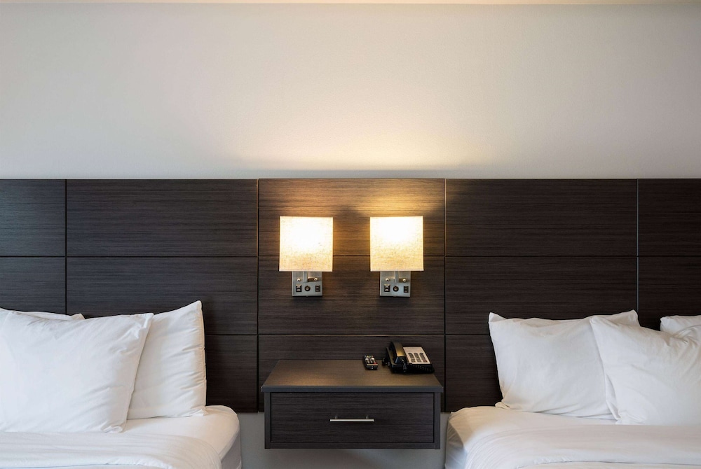 Standard Room, 2 Queen Beds, Non Smoking - Photo 2
