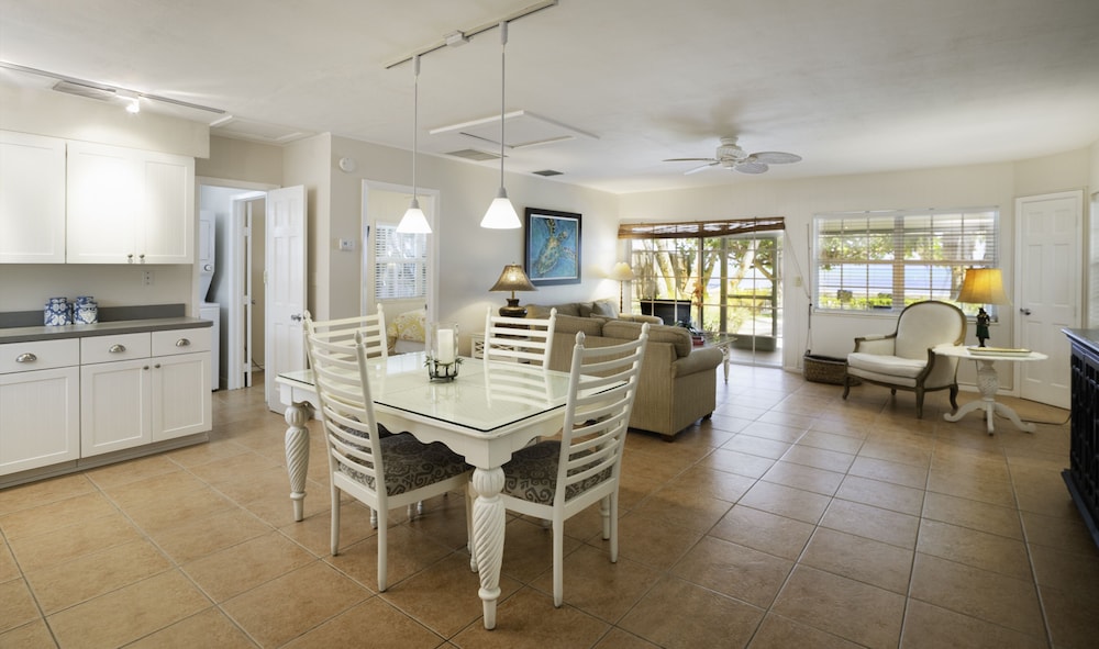 One Bedroom Private Beachfront Cottage photo 3