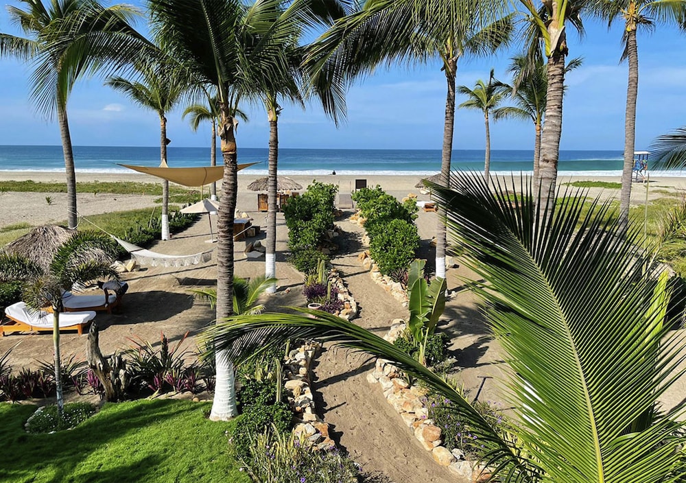 VILLA DELUXE WITH POOL OCEANFRONT
