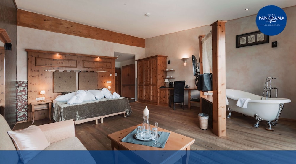 Comfort Studio, 1 Queen Bed with Sofa bed, Kitchen, Mountain View photo 3