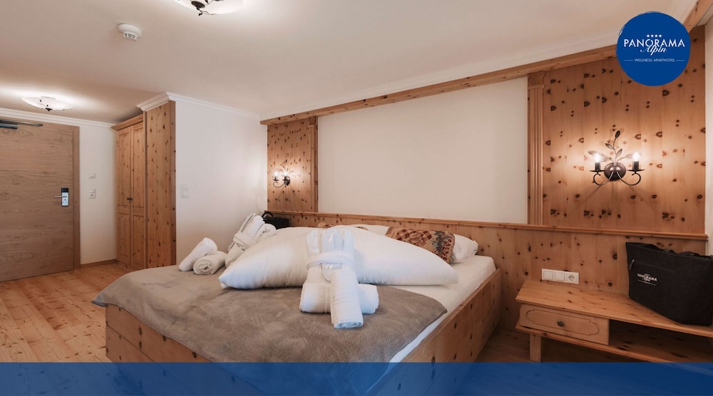Comfort Studio, 1 Queen Bed with Sofa bed, Kitchen, Mountain View photo 2
