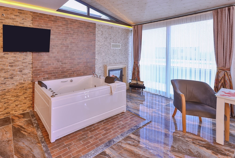 Deluxe Room, Jetted Tub, Pool View photo 3