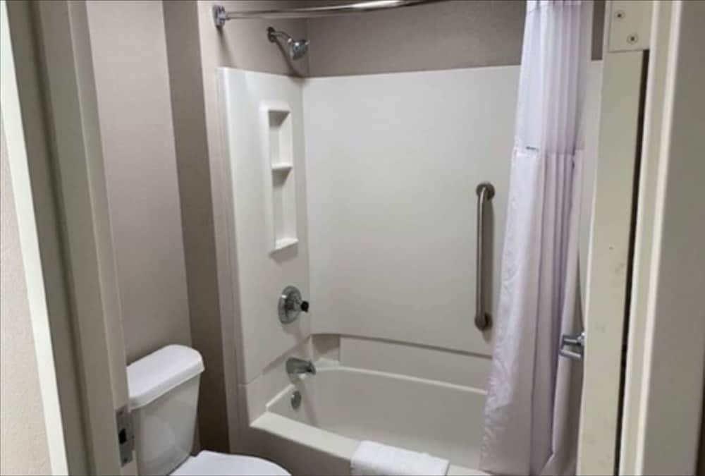 Room, 1 King Bed, Non Smoking (1st Floor) - Photo 4