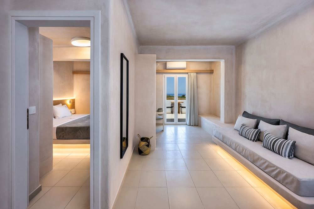 Honeymoon Suite, Sea View & Outdoor Hot Tub - Photo 2