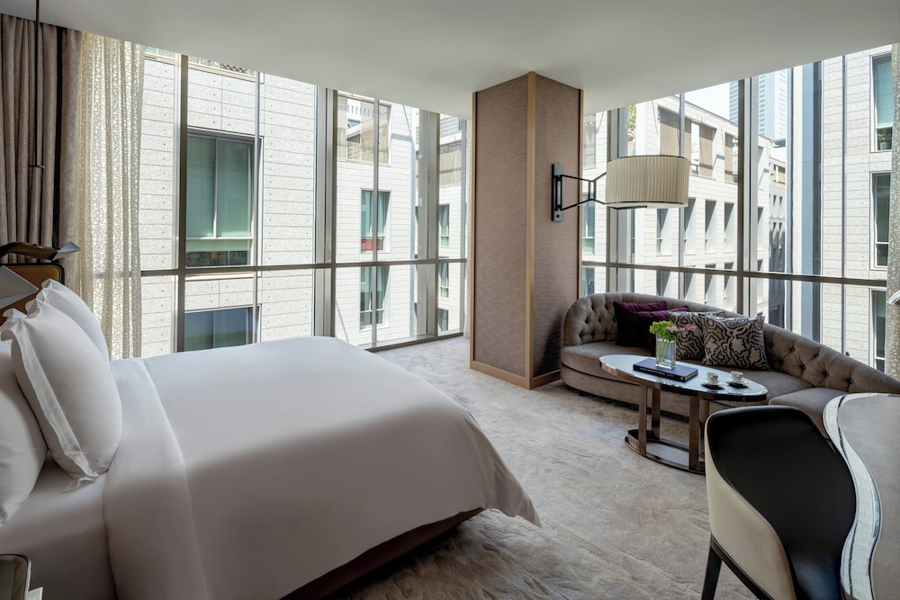 Four Seasons, Room, 1 King Bed thumbnail 6